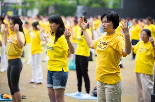 圖1-3：七二零前夕，二零一五年七月十八日，上千名來自加拿大各地的部份法輪功學員在多倫多市政中心Metro Hall 舉行集體大煉功