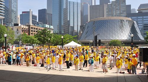 圖4-5：七月十八日，近千名法輪功學員與支持者在多倫多市中心都市會堂（Metro Hall）外的廣場舉辦集會，聲援控告江澤民。