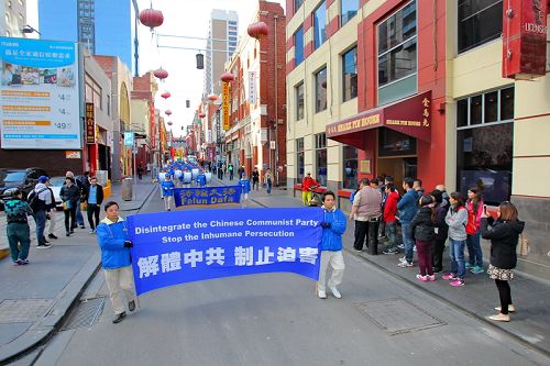 圖1-10：七二零前夕，墨爾本法輪功學員在市中心舉行了「紀念七二零反迫害十六週年」大遊行，聲援訴江，呼籲制止迫害。