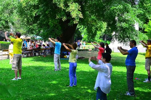 圖5：法輪功學員在中國遊客必經公園集體煉功，傳播法輪功真相。