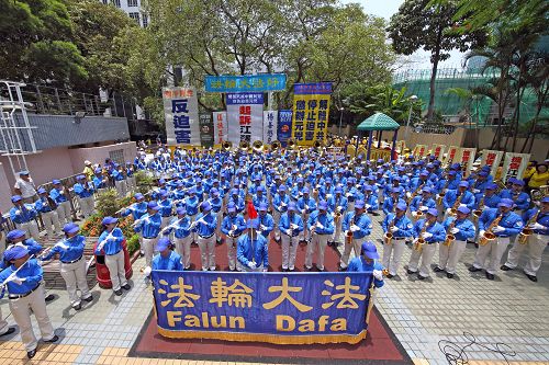 圖2:天國樂團在七二零反迫害十六週年香港集會現場演奏。