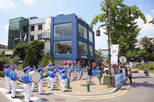 '圖3：剪綵儀式中「天國樂團」演奏《神聖的歌》等曲目'