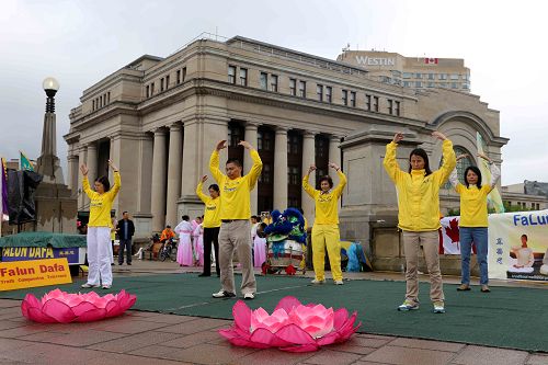 二零一五年加拿大國慶日，法輪功學員國會山前演示功法