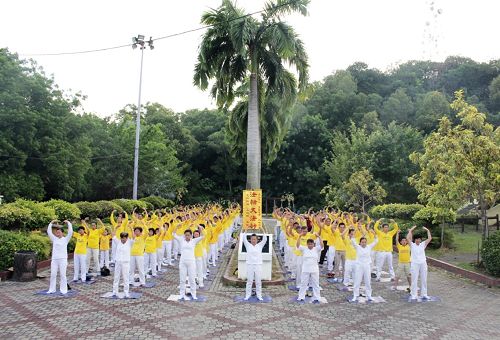 圖4-7：七月十九日七二零前夕，部份法輪功學員來到巴生人民公園舉行了集體煉功。