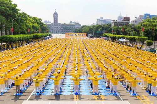 圖2-5：在豔陽下，學員氣定神閒的煉功，吸引過往民眾注目。