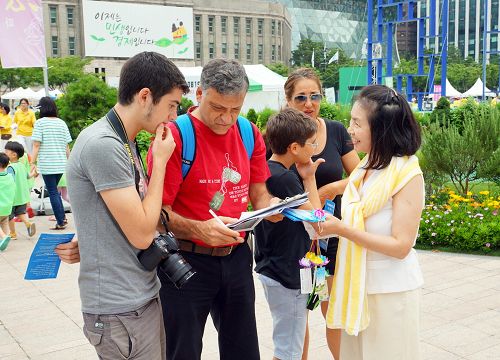 圖16：以色列遊客lebovits一家從學員那了解到法輪功真相後，都在聯署書上簽了名。