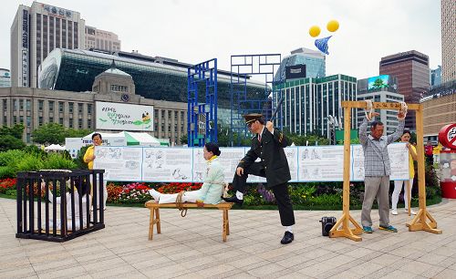 圖7：模擬酷刑演示，揭露中共迫害法輪功學員。