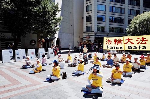 圖2：西雅圖法輪功學員在西湖中心（WestlakeCenter）廣場前展示五套功法。