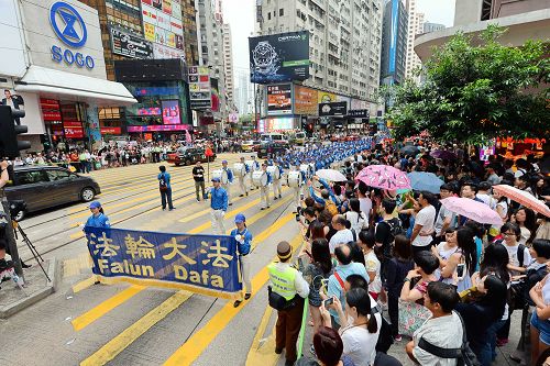 圖3-4：香港法輪功學員於二零一五年七月十九日，遊行從港島區英皇道、軒尼詩道，途經鬧市銅鑼灣、灣仔、中環，最終到西環中聯辦，歷時約四小時，沿途吸引港民及中西旅客觀看。