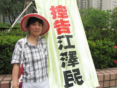 圖7：吳女士曾因罹患虹膜炎痛不欲生，慶幸修煉法輪功之後，身心及人生起了翻天覆地的新生，她以親身體驗作為見證告訴世人：「法輪大法好！」