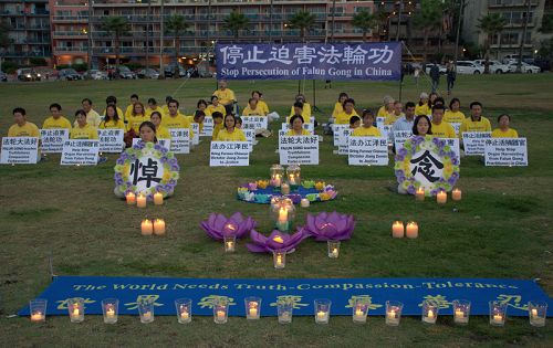 圖4：夜幕降臨，聖地亞哥法輪功學員繼續在著名景點拉荷亞海灘舉行燭光悼念，悼念被迫害致死的法輪功學員，同時呼籲制止迫害。