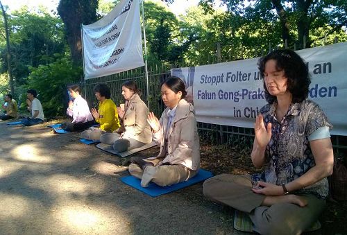 圖：德國北部的法輪功學員於二零一五年七月二十日在漢堡中領館前和平請願，抗議和呼籲制止迫害。