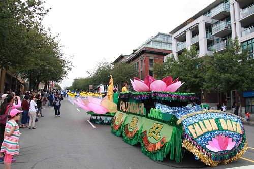 市民讚歎「真善忍」花車散發祥和能量