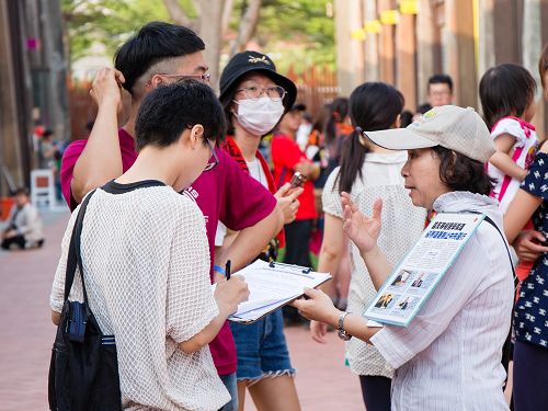 圖3-4：高雄駁二藝術特區舉辦的大港開唱吸引各行業的人，他們了解活摘真相後簽名譴責中共惡行。