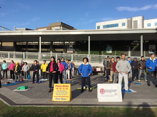 圖1-2：法輪功學員在悉尼華人聚集地赫斯維爾（Hurstville）展示五套功法