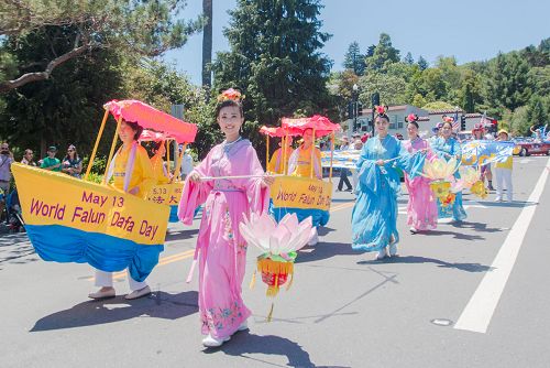 法輪功學員參加拉克斯波市獨立日慶祝遊行