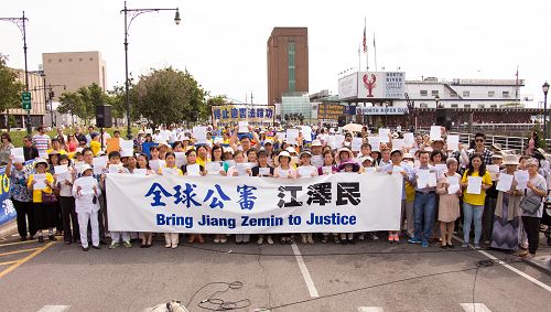 圖1：多位紐約法輪功學員展示自己控告迫害元凶江澤民的訴狀。