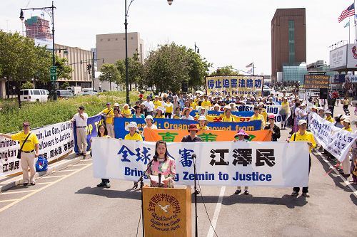 圖4：全球退黨服務中心主席易蓉在集會上發言