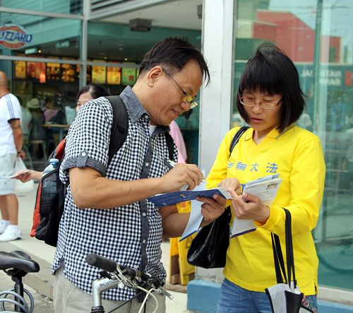 現居住多倫多、來自越南的Ngan Vu先生對江澤民發起的迫害法輪功表示憤怒。