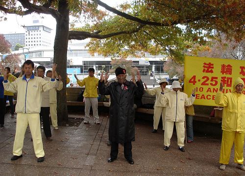 二零零七年Amato酋長在奧克蘭市中心的Aotea 廣場與法輪功學員一起煉功。