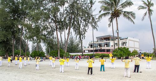 法輪功學員在民丹島拉夠易海灣集體煉功