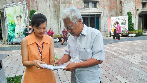 圖說4 書法家高連永正在「刑事舉報江澤民」聯署書上簽名。