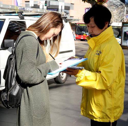 瓊斯（Ruby Leigh Johns）女士了解真相後簽名反活摘