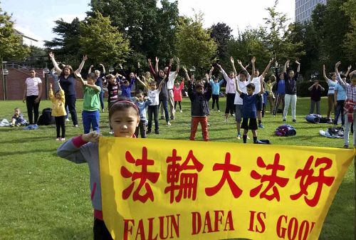 圖1：每天下午，所有的大法小弟子到距離住處不遠的城市公園集體煉動功。