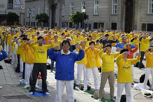 圖1-2：遊行前集體大煉功