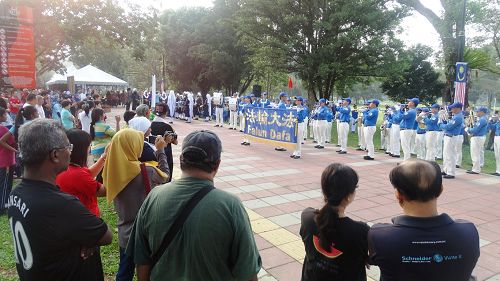 圖1：法輪功團體受邀出席為大會演奏多首曲目，包括演奏國歌為當天的活動拉開序幕。