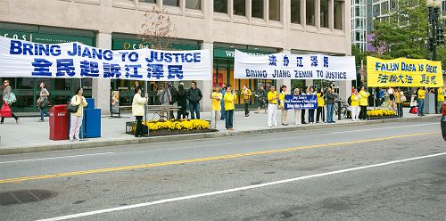 圖6： 九月二十五日，奧巴馬和習近平會見時，法輪功學員在白宮周圍的街道兩旁打橫幅。