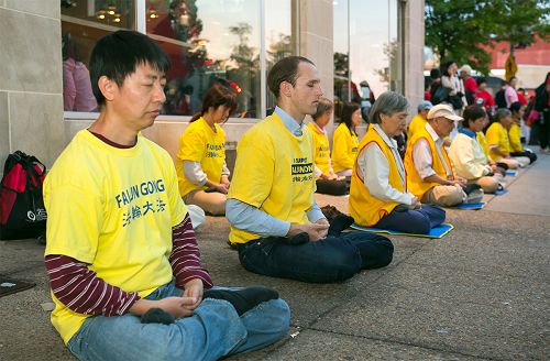 圖10：九月二十四日傍晚，法輪功學員安靜祥和的煉功場面吸引了過往行人的關注。