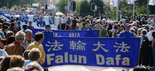 圖：荷蘭花車盛大遊行　歐洲天國樂團導引大遊行隊伍