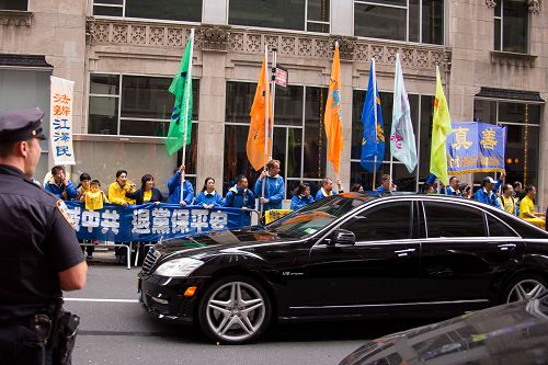 圖6-7：習近平的車隊進出酒店時，多次在真相橫幅前經過。