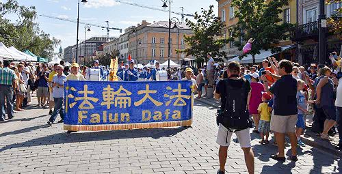 天國樂團走進老城終點站 市民紛紛拍照