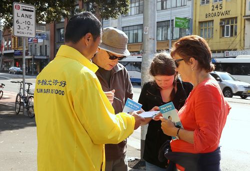 法輪功學員在悉尼市區講真相，徵集簽名，聲援對迫害元凶江澤民的控告