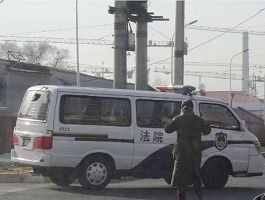 劫持李桂月的警車