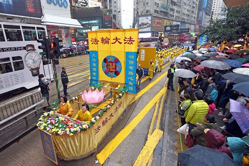 法輪功學員的遊行隊伍，沿途吸引許多遊客和市民觀看。