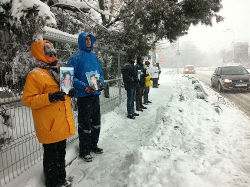 圖2-4：學員們手持被迫害致死的法輪功學員照片，在中使館前和平抗議