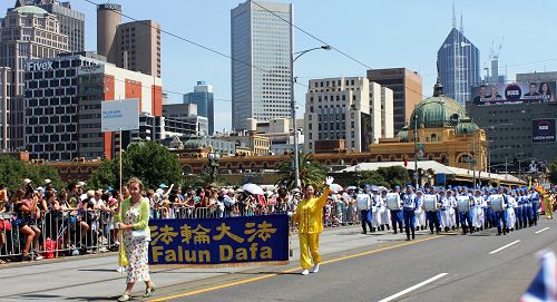 圖1-4：維多利亞法輪大法學會參加在墨爾本舉行的一年一度澳洲國慶日大遊行，沿途觀眾不斷歡呼、喝彩。