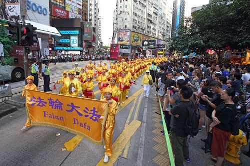 圖8-11：一千多名法輪功學員的遊行隊伍吸引遊客駐足聚焦並拍照。