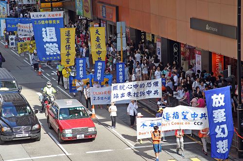 圖12-15：法輪功學員的遊行隊伍向民眾傳遞真相。