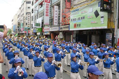 '圖1～2：天國樂團受邀在雙十遊行中擔任開道，引領遊行。'