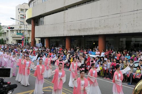 '圖5：「好漂亮喔！仙女來了！」由法輪功學員裝扮的仙女們在隊伍中向民眾揮手'