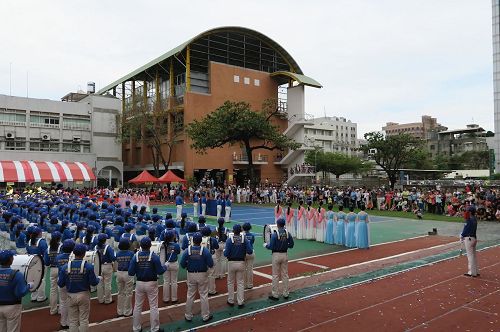 '圖6：遊行歸來，民眾在彰化女中操場上觀賞天國樂團的表演。'