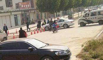 圖1：肥鄉區法院東邊路，通向法院後門路口，路口停有警察、警車。