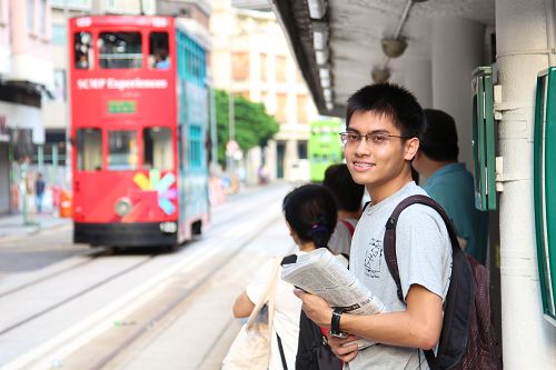 圖3. 卓廷威於去年（二零一五年）暑假赴香港二週，在景點、街頭派發法輪功真相資料、講真相，覺得很有意義，表示以後要多到景點講真相。