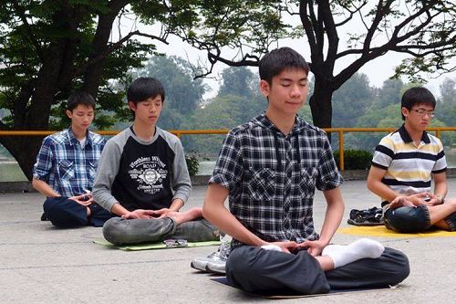 圖1. 暨南國際大學學生余以澄（前一）在清華大學校園，和清大「法輪大法社」的同修一起煉功。