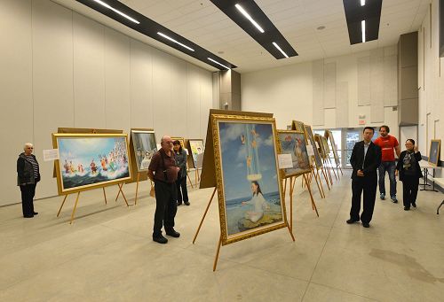 '圖1-4：二零一六年九月二十五日到十月一日，「真、善、忍」美展在加拿大菲沙河谷大學的一所會議廳內舉行，美展以其純正高超的傳統藝術技法和深邃的藝術內涵給參觀者帶來震撼。'