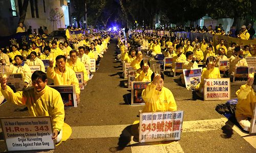 圖2：夜幕降臨，法輪功學員點燃點點燭光，悼念被中共迫害致死的法輪功學員，並呼喚正義良知。